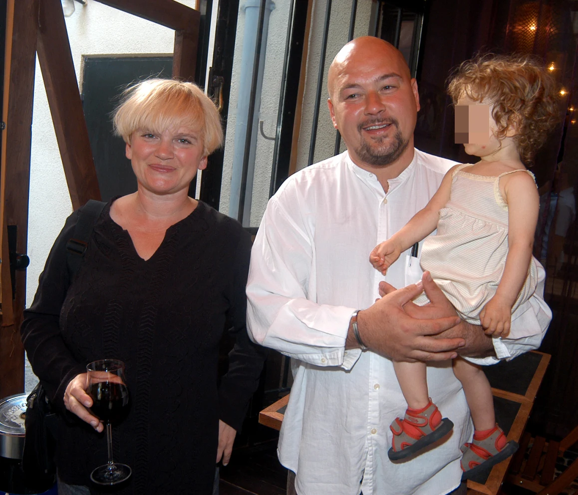 Kasia Figura i Kai Schoenhals pobrali się w maju 2000 roku. Wesele odbyło się w Dolinie Chochołowskiej - na uroczystości bawiło się aż 250 gości. Małżonkowie doczekali się dwóch córek: Koko (19 l.) i Kaszmir (16 l.). Zdjęcie archiwalne Kasia Figura i Kai Schoenhals pobrali się w maju 2000 roku. Wesele odbyło się w Dolinie Chochołowskiej - na uroczystości bawiło się aż 250 gości. Małżonkowie doczekali się dwóch córek: Koko (19 l.) i Kaszmir (16 l.). Zdjęcie archiwalne