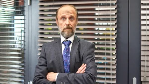 Łukasz Simlat w "BrzydUli"