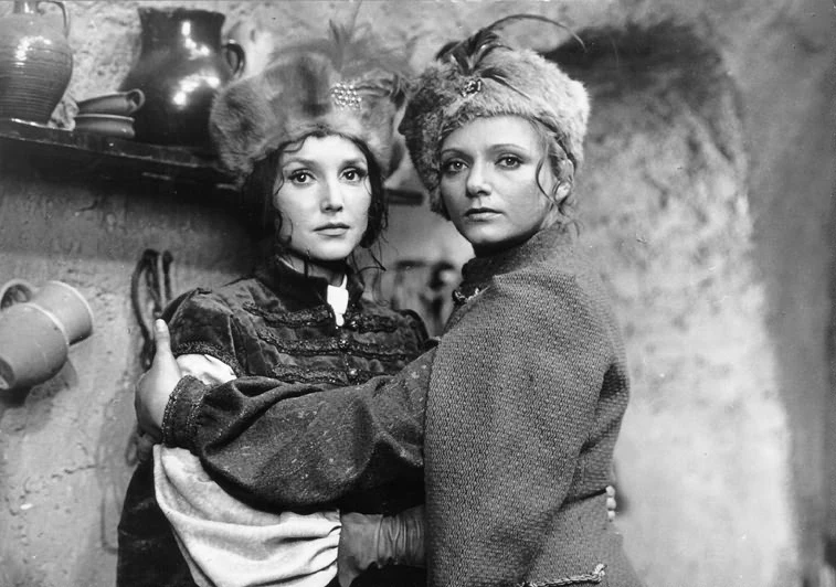 Elżbieta Starostecka i Anna Seniuk w serialu "Czarne chmury" (1973) Elżbieta Starostecka i Anna Seniuk w serialu "Czarne chmury" (1973)