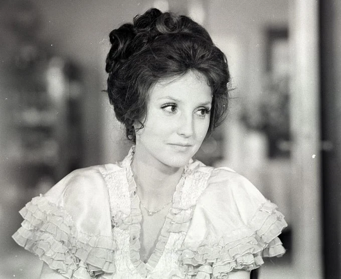 Elżbieta Starostecka w serialu "Noce i dnie" (1975)
