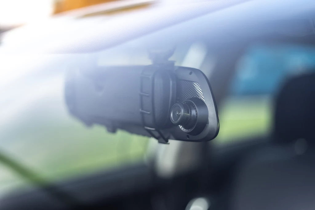 Lusterko z wideorejestratorem jazdy to swoista „czarna skrzynka” pojazdu 