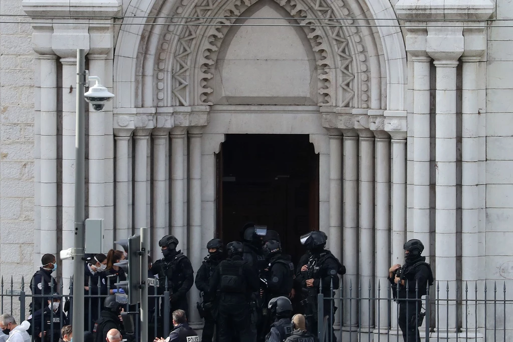 Do ataku doszło w czwartek ok. 9 rano. Okolice bazyliki Notre Dame zostały oddzielone kordonem policyjnym; funkcjonariusze byli wyposażeni w broń automatyczną. Świadkowie mówili o panice, która wybuchła po ataku. Do ataku doszło w czwartek ok. 9 rano. Okolice bazyliki Notre Dame zostały oddzielone kordonem policyjnym; funkcjonariusze byli wyposażeni w broń automatyczną. Świadkowie mówili o panice, która wybuchła po ataku.