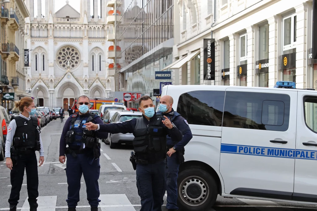 Według źródeł policyjnych, na które powołuje się agencja AFP, dwie osoby - mężczyzna i kobieta - zginęły w bazylice Notre Dame, a trzecia, ciężko ranna, zmarła w pobliskim barze, w którym się schroniła. Według źródeł policyjnych, na które powołuje się agencja AFP, dwie osoby - mężczyzna i kobieta - zginęły w bazylice Notre Dame, a trzecia, ciężko ranna, zmarła w pobliskim barze, w którym się schroniła.