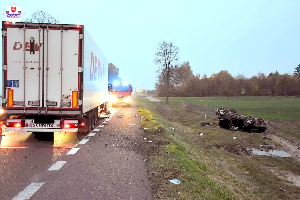 Siła uderzenia była tak duża, że auto wypadło z drogi i dachowało