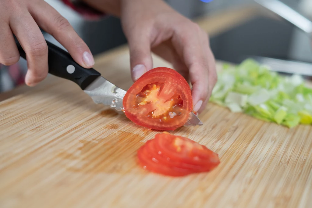 Dzięki wyjątkowo ostrym nożom możesz bardzo cienko pokroić składniki na kanapki