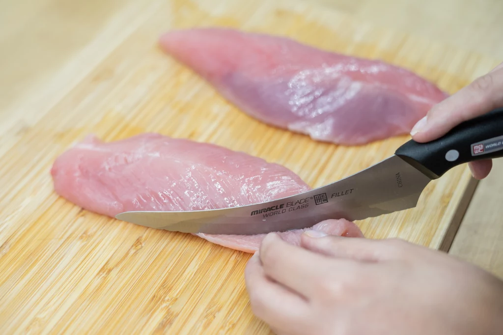 Nóż do mięs pozwala na porcjowanie z zachowaniem równych krawędzi