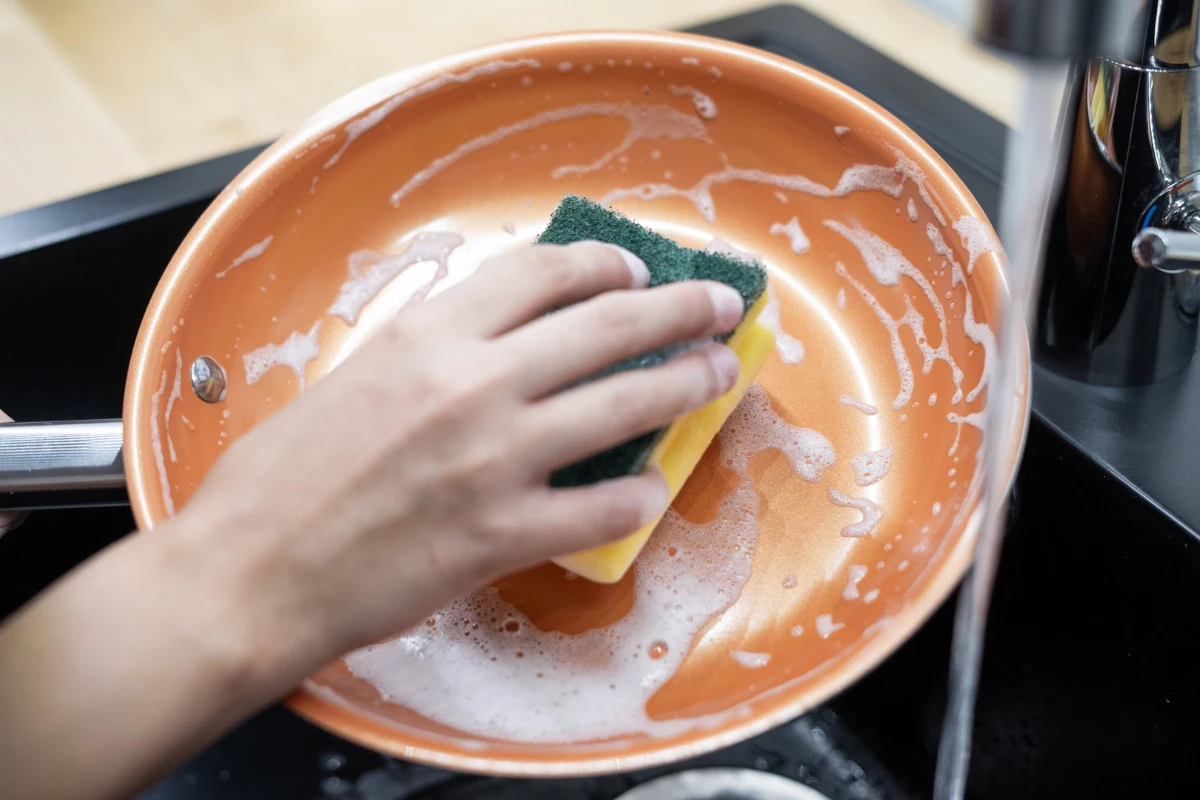 Czyszczenie teflonowej patelni nie musi być trudne Czyszczenie teflonowej patelni nie musi być trudne