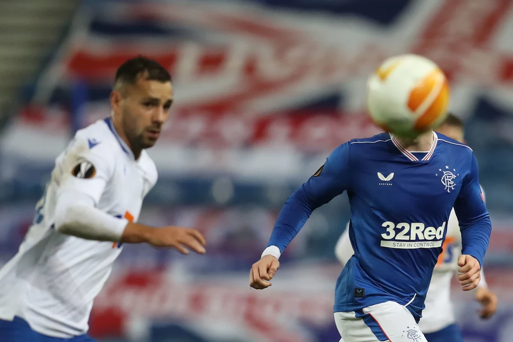 Lech Poznań (biało-niebieskie stroje) przegrał w Glasgow. Jedynego gola strzelił Alfredo Morelos Lech Poznań (biało-niebieskie stroje) przegrał w Glasgow. Jedynego gola strzelił Alfredo Morelos