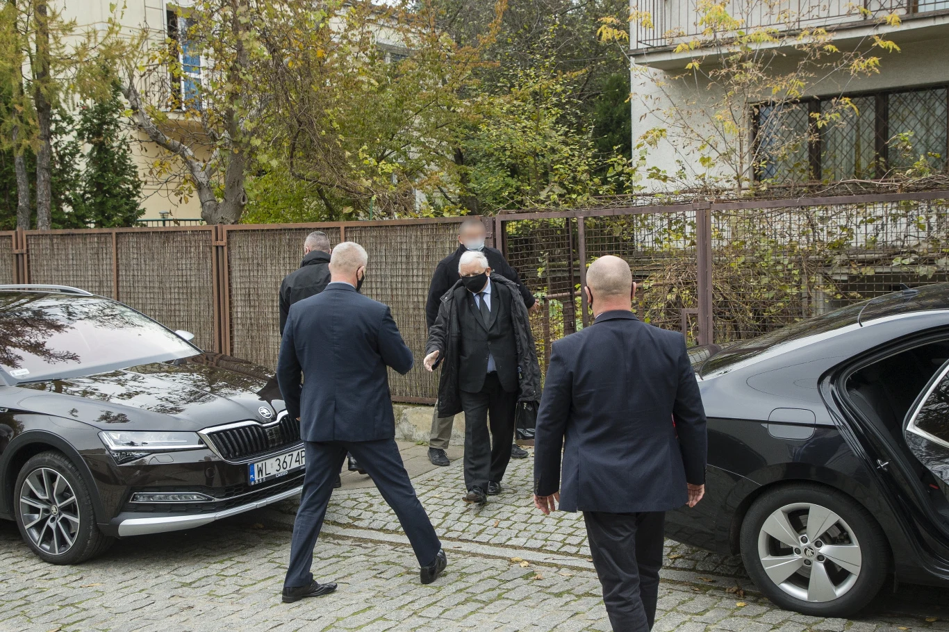 Jarosław Kaczyński pod domem w Warszawie Jarosław Kaczyński pod domem w Warszawie