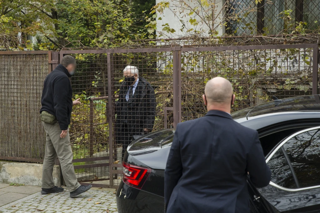 Jarosław Kaczyński pod domem w Warszawie Jarosław Kaczyński pod domem w Warszawie