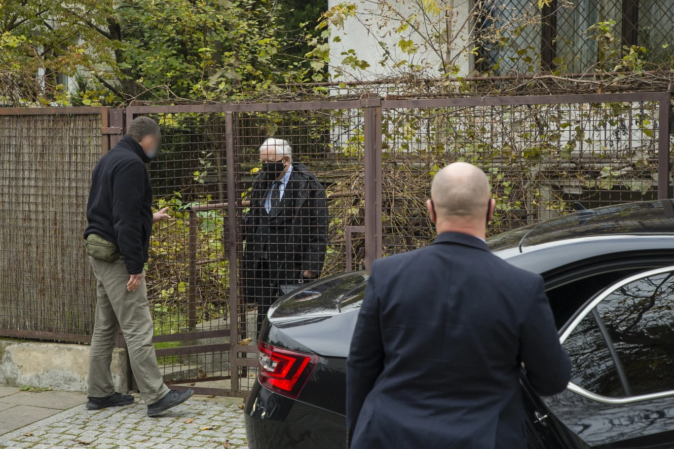 Jarosław Kaczyński pod domem w Warszawie Jarosław Kaczyński pod domem w Warszawie