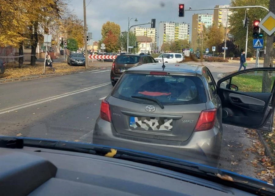 Samochód stał, a jego silnik pracował na wysokich obrotach