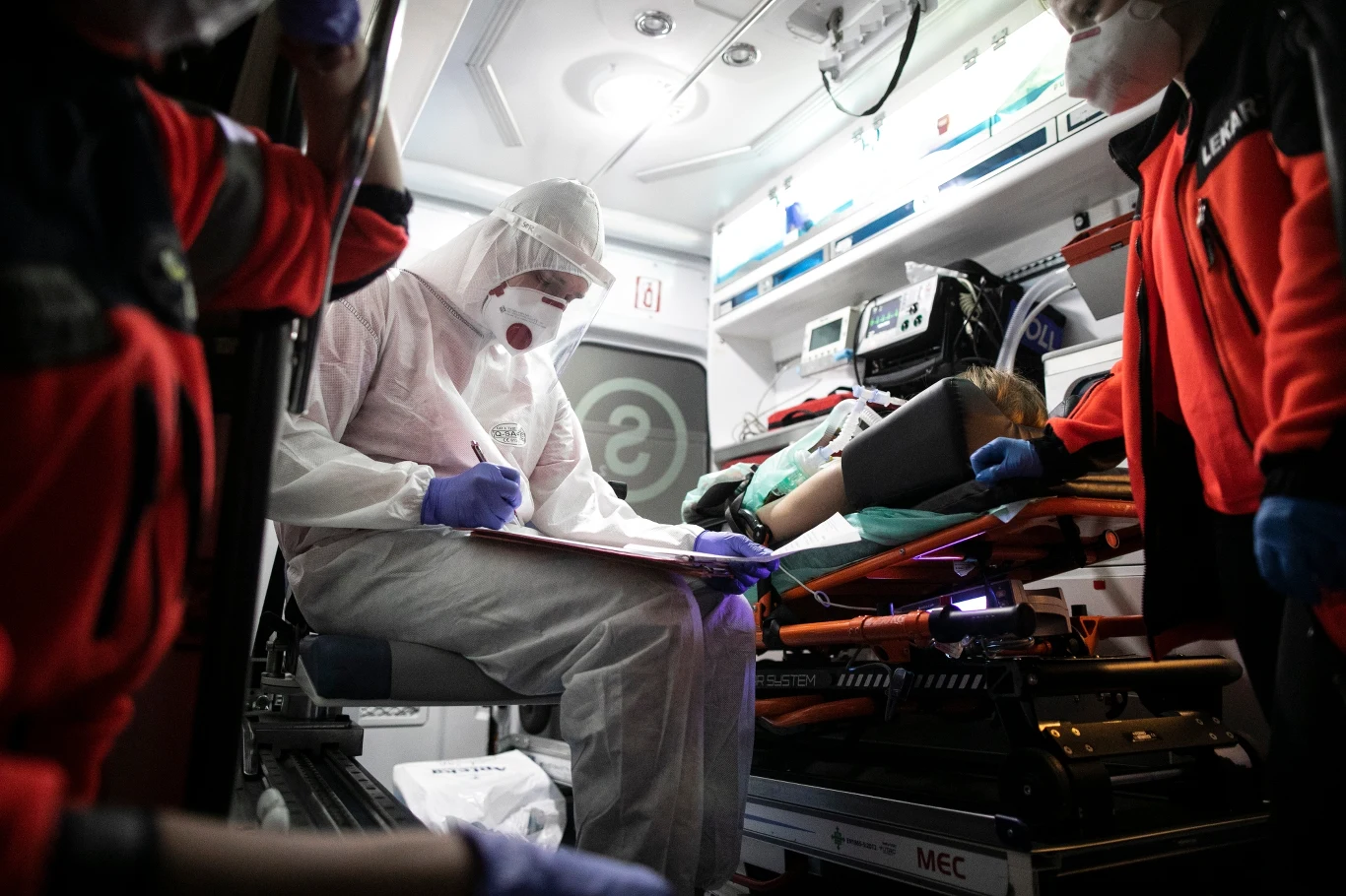 Pandemia w Polsce 4 marca w Polsce odnotowano pierwszego pacjenta zakażonego koronawirusem. Osiem dni później – 12 marca z powodu COVID-19 zmarła 57-letnia kobieta. Od tamtego czasu w Polsce potwierdzono już ponad 1 mln 280 tys. przypadków SARS-Cov-2, w tym ponad 28 tys. chorych zmarło. By zatrzymać rozprzestrzenianie się COVID-19 rząd od marca wprowadzał szereg restrykcji. Zamknięto szkoły, restauracje i centra handlowe. Ograniczenia liczby wiernych wprowadzono także w kościołach. Wielu katolików wielkanocną rezurekcję czy bożonarodzeniową pasterkę obejrzało w telewizji. Z powodu covidu przesunięto matury i egzamin ósmoklasisty, które odbyły się nietypowo w czerwcu. Kolejne restrykcje spowodowały ogromne straty w wielu branżach dotkniętych kryzysem. W związku z tym rząd - w ramach tarcz antykryzysowych - uruchomił pomoc na niespotykaną dotąd skalę. W niedzielę 27 grudnia pierwsze osoby w Polsce zostały zaszczepione przeciwko koronawirusowi.