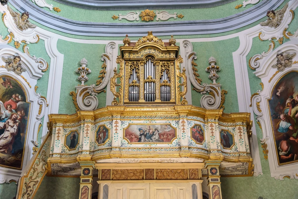 Również wnętrze jest ozdobione malowidłami przedstawiającymi dusze uwięzione w czyśćcu. W kościele znajdują się organy piszczałkowe z 1755 roku. Oprac.: IG Również wnętrze jest ozdobione malowidłami przedstawiającymi dusze uwięzione w czyśćcu. W kościele znajdują się organy piszczałkowe z 1755 roku. Oprac.: IG
