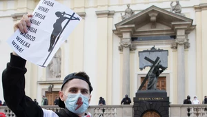 Protest przed warszawskim kościołem 