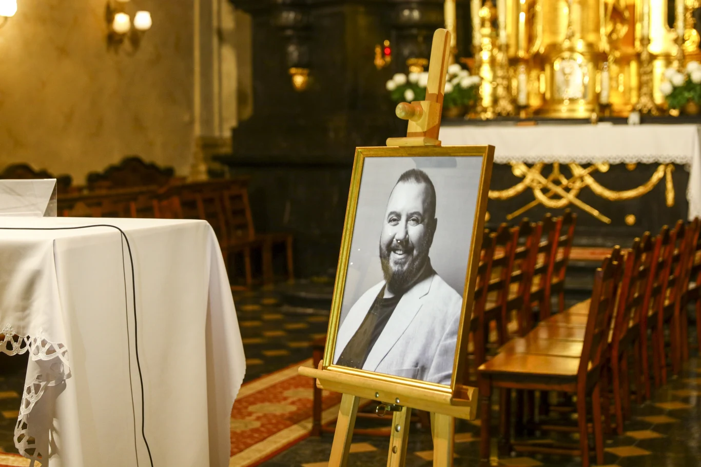 Z powodu panujących obostrzeń pogrzeb Dariusza Gnatowskiego odbędzie się w specjalnym reżimie sanitarnym. Aktora pożegnają więc jedynie żona Anna oraz córka Julia. Według nieoficjalnych informacji uroczystości pogrzebowe zaplanowano na 3 listopada, aktor spocznie na krakowskim cmentarzu Podgórskim.