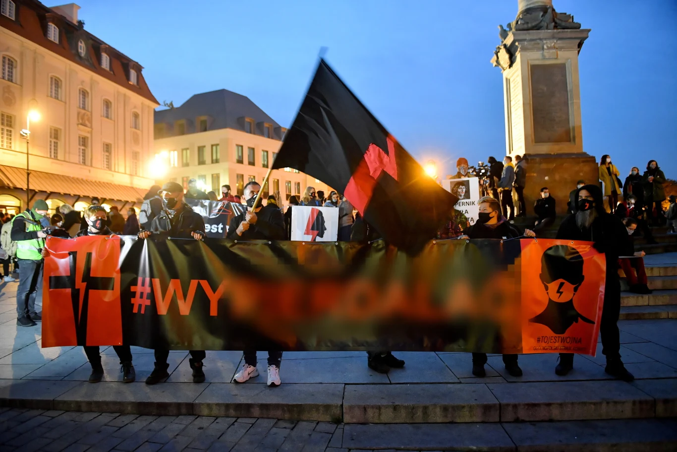 W tłumie, który zebrał się na Placu Zamkowym, byli głównie młodzi ludzie. Wielu z nich miało plakaty z symbolami Warszawskiego Strajku Kobiet, inicjatora protestów. Uczestnicy demonstracji mają z sobą transparenty z logo strajku kobiet, z napisami "w…ć", "PiS won", "budzi się we mnie agresja", "dzisiaj jestem kobietą", "j…ć PiS", "wyp…ć". Niektórzy przygotowywali plakaty na miejscu, pisali na kartonach hasła i mocowali je do drzewców.