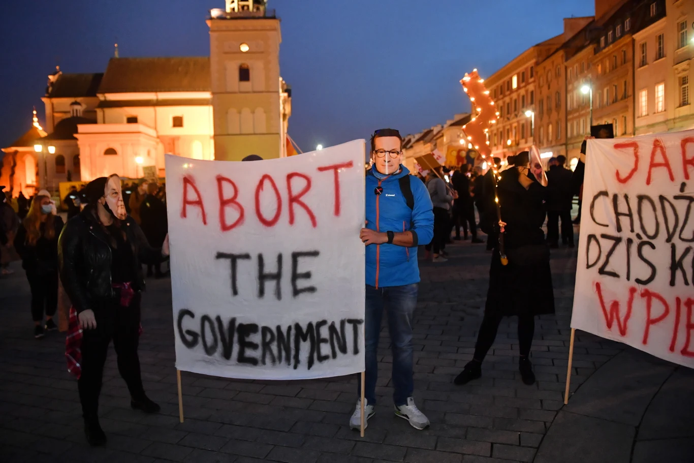 Na Starówce prawie nie było spacerowiczów. Przed katedrą i kościołem jezuitów ustawili się młodzi mężczyźni z różańcami w rękach, którzy zaczęli się modlić. W uliczkach odchodzących od rynku gromadzili się rośli mężczyźni, ubrani w ciemne stroje z zasłoniętymi twarzami.