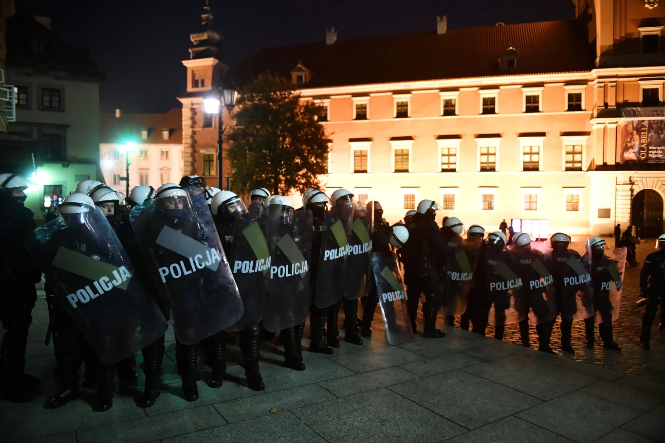 W pewnym momencie grupa zamaskowanych osób nadbiegła od strony starówki i rzuciła w tłum race. Interweniowała policja.