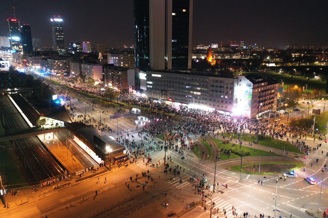 Tłumy pojawiły się też na Pl. Zawiszy i wzdłuż Al. Jerozolimskich - po stronie do centrum aż za "Atlas Tower". Krzyczą "j... PiS". Po godz. 17.10 demonstrujący ruszyli w stronę centrum.