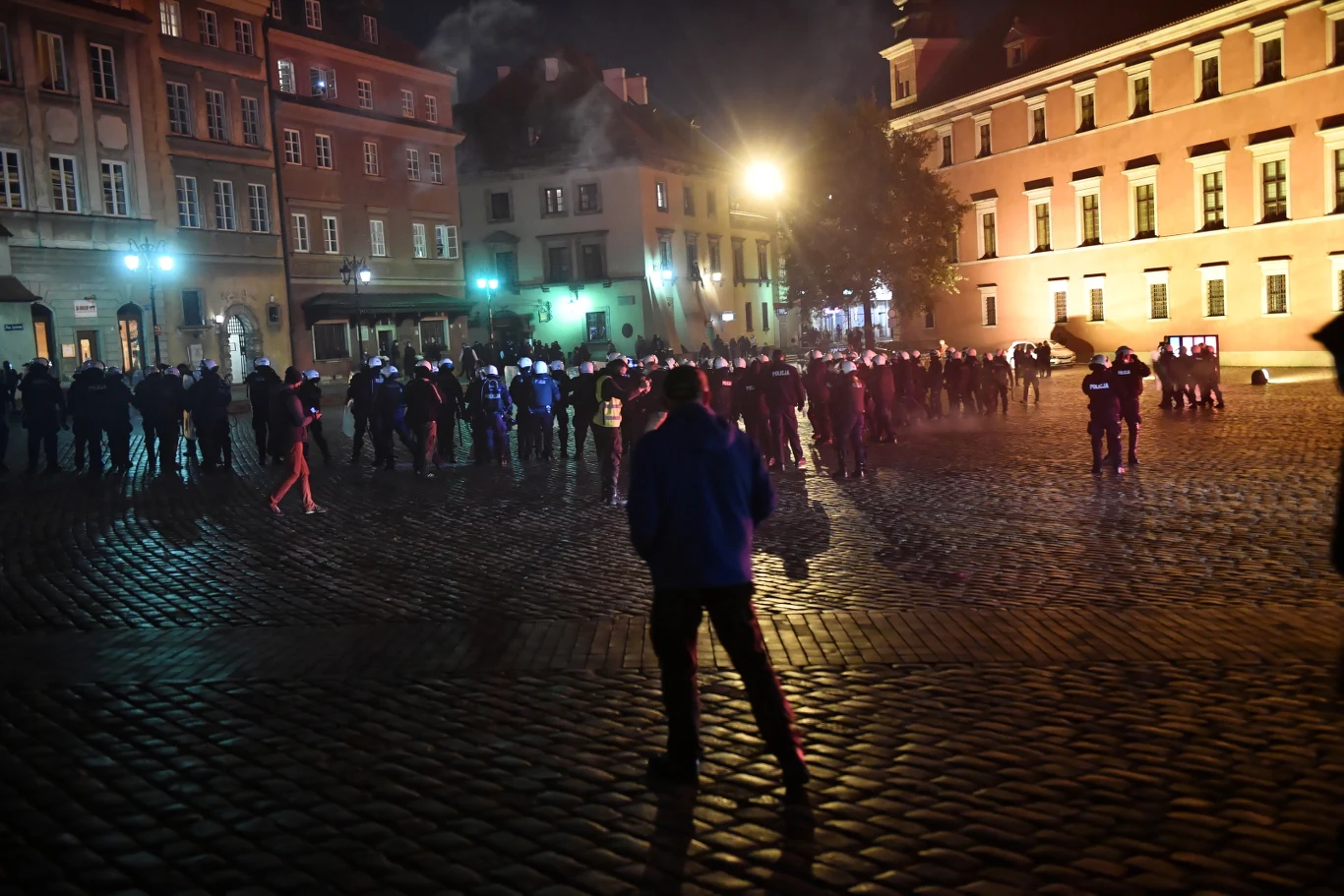 Przed gmachem Kancelarii Prezesa Rady Ministrów także zgromadziły się setki demonstrantów. Wśród nich byli posłowie opozycji m.in. Marcin Kierwiński. Gmach KPRM zabezpieczał kordon policji i Żandarmerii Wojskowej. W okolicznej ulicy Bagatela ustawiono kilkadziesiąt policyjnych transporterów.