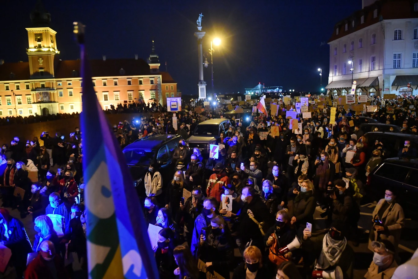 Demonstranci ruszyli z placu Zawiszy oraz z Placu Zamkowego w stronę Ronda Dmowskiego. Tłum przed Kancelarią Premiera w Al. Ujazdowskich stał, spacerując w miejscu. Miał ze sobą transparenty z hasłami: "Dość", "No women no kraj", "Chcemy żyć w pełni praw", czy "Nigdy nie będziesz szła sama"