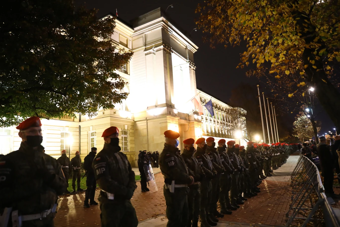 Punktualnie o godz. 17. pod siedzibę szefa rządu od strony Belwederu podszedł tłum demonstrujących, na czele których był samochód ciężarowy z prowizoryczną sceną.