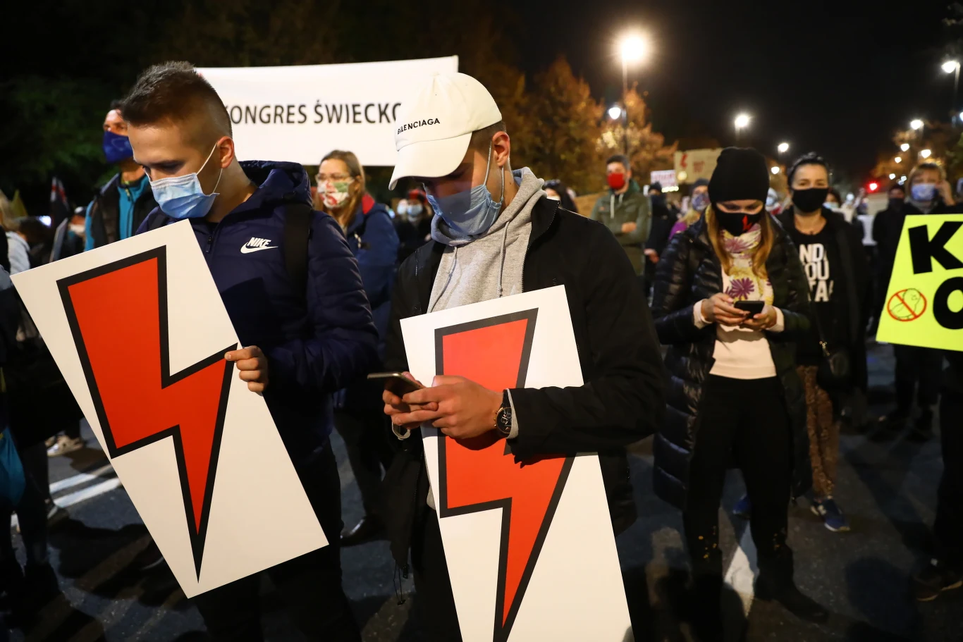 "Mamy dość" – skandowali protestujący. - Wojsko nas nie powstrzyma, oni też mają córki, siostry i żony. Chłopaki, kogo zostawiliście w domach? - pytała policjantów przez megafony kobieta stojąca na scenie.