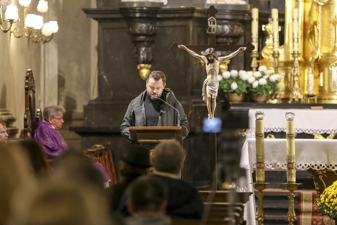 Wśród uczestników nabożeństwa był znany z serialu "Na dobre i na złe" aktor Marcin Zacharzewski, który w osobistym przemówieniu pożegnał Dariusza Gnatowskiego.