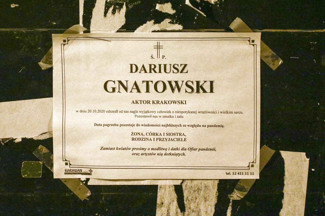 Rodzina Dariusza Gnatowskiego poprosiła uczestników nabożeństwa, zamiast kwiatów, o modlitwę i datki dla ofiar pandemii i artystów nią dotkniętych.