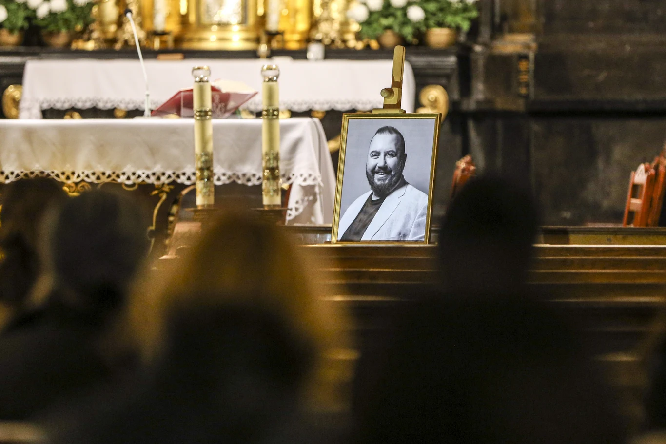 Znany ze "Świata według Kiepskich" aktor najprawdopodobniej był zakażony koronawirusem. Ostatecznie testu na COVID-19 jednak nie wykonano ze względu na stan, w jakim znajdował się Gnatowski.

"Gnatowski miał objawy zakażenia koronawirusem, jednak nie zdążono wykonać mu testu ze względu na jego stan" - ujawnił w rozmowie z TVN24 Marek Mikos, wicedyrektor szpitala im. Dietla.