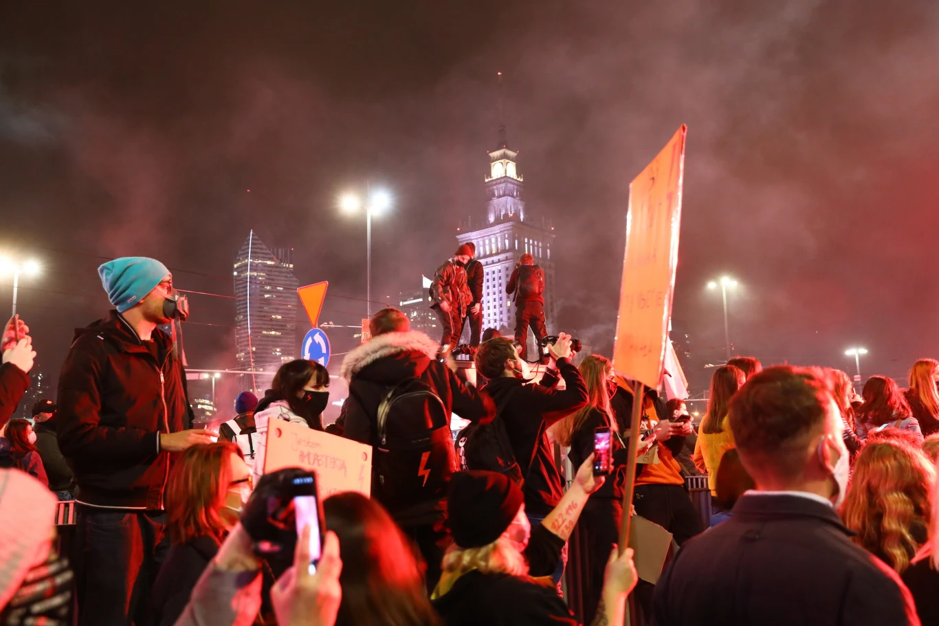 Tysiące demonstrantów, którzy zgromadzili się około godziny 18 na rondzie Dmowskiego, ruszyło w stronę centrum miasta. Kolejni protestujący nadchodzili ze wszystkich kierunków. 