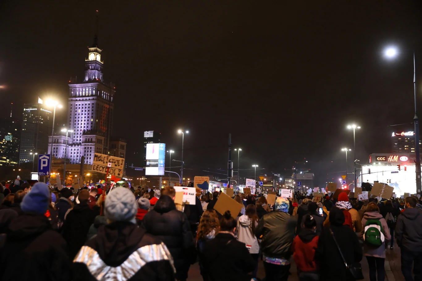 - Monitorujemy sytuację na mieście, będziemy pilnować tych miejsc, w których do tej pory dochodziło do łamania prawa, niszczenia mienia, malowania napisów na fasadach kościołów. Spodziewamy się największego protestu od momentu ogłoszenia wyroku Trybunału Konstytucyjnego i na to się przygotowujemy - poinformował rzecznik Komendy Stołecznej Policji nadkom. Sylwester Marczak.