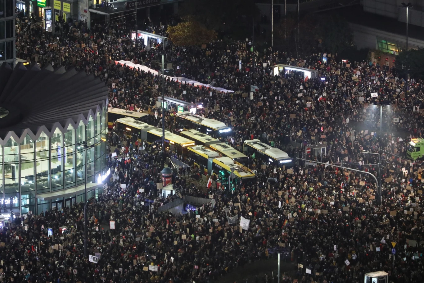 W centrum Warszawy już kilkadziesiąt tysięcy osób, protestujący napływają ze wszystkich stron - poinformował w piątek wieczorem wiceprezydent stolicy Paweł Rabiej. Organizatorzy poinformowali, że niebawem zdecydują o dalszym kierunku marszu.