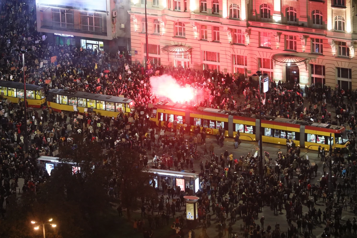 Solidarność z protestem wyrażana jest m.in. poprzez widoczne w oknach niektórych budynków plakaty z charakterystyczną błyskawicą - symbolem Strajku Kobiet - oraz sprzeciwu wobec zaostrzeniu prawa aborcyjnego. Źródło tekstu: PAP