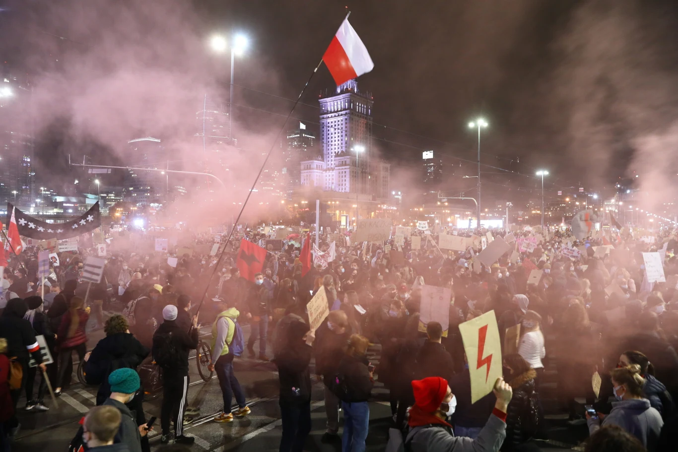 Nie tylko w Warszawie, ale i w innych miastach zorganizowano w piątek manifestacje przeciwko decyzji Trybunału Konstytucyjnego w sprawie aborcji. Protesty odbywają się m.in. w Lublinie, Gdańsku, Wrocławiu, Krakowie, Białymstoku.