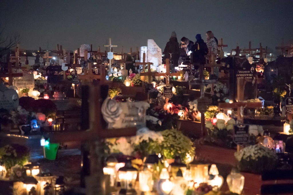 W dniu Wszystkich Świętych cmentarze rozświetlają światła tysięcy zniczy