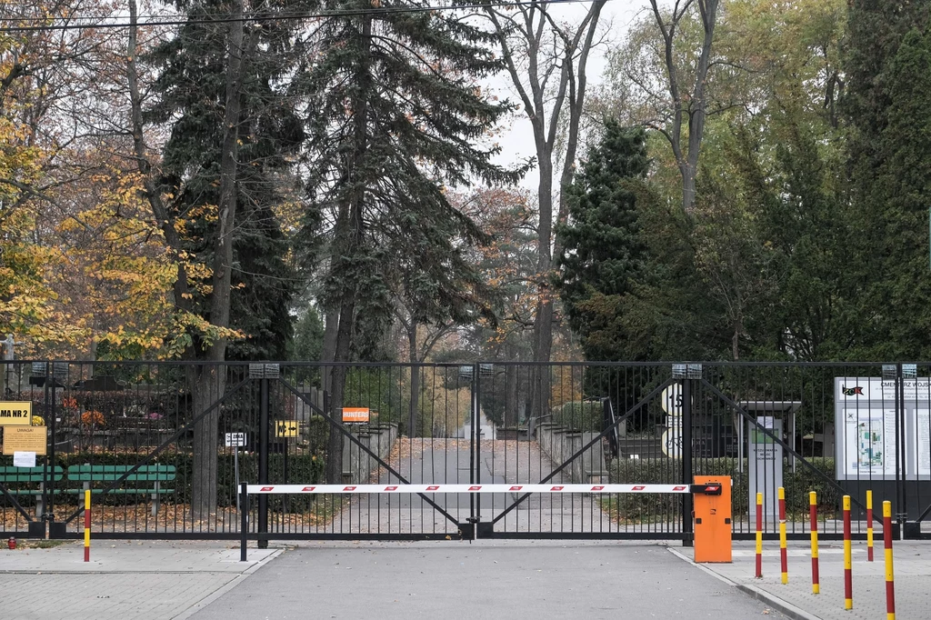 - Cały czas żyliśmy tą nadzieją, że ta liczba zachorowań będzie przynajmniej chociaż trochę malała, ale ona dzisiaj jest znowu większa niż wczoraj, wczoraj była większa niż przedwczoraj i nie chcemy prowadzić do zwiększenia ryzyka na skutek tego, że na cmentarzach, w środkach komunikacji publicznej, przed cmentarzami gromadzić się będą duże grupy osób - mówił szef rządu. - Cały czas żyliśmy tą nadzieją, że ta liczba zachorowań będzie przynajmniej chociaż trochę malała, ale ona dzisiaj jest znowu większa niż wczoraj, wczoraj była większa niż przedwczoraj i nie chcemy prowadzić do zwiększenia ryzyka na skutek tego, że na cmentarzach, w środkach komunikacji publicznej, przed cmentarzami gromadzić się będą duże grupy osób - mówił szef rządu.