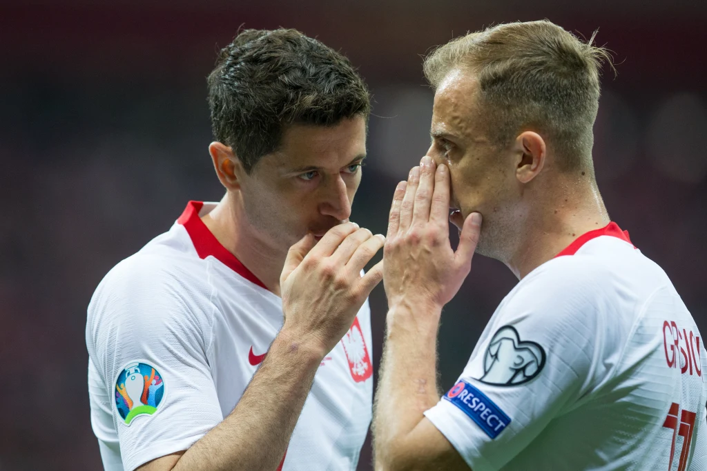 Kamil Grosicki (z prawej) i Robert Lewandowski, kapitan reprezentacji Polski