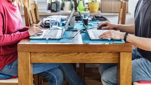 Badani zauważyli, że kreatywność pracowników na pracy zdalnej spada