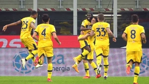 Gratulacje od kolegów odbiera Gervinho - strzelec obu goli dla gości.