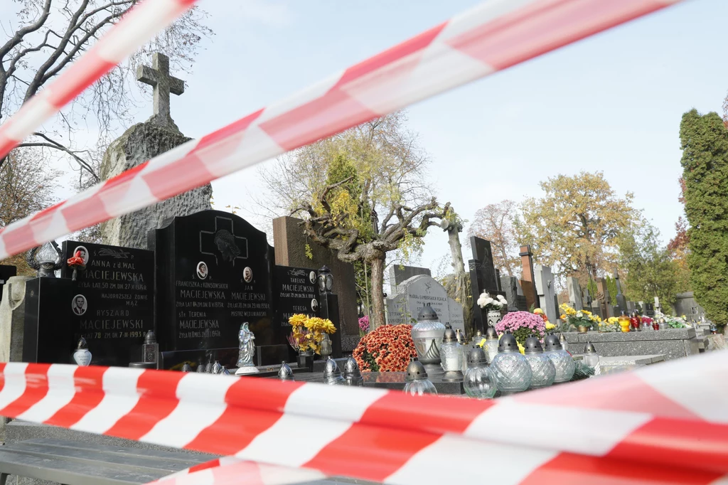 Decyzją rządu cmentarze tuż przed Wszystkimi Świętymi zostały zamknięte Decyzją rządu cmentarze tuż przed Wszystkimi Świętymi zostały zamknięte