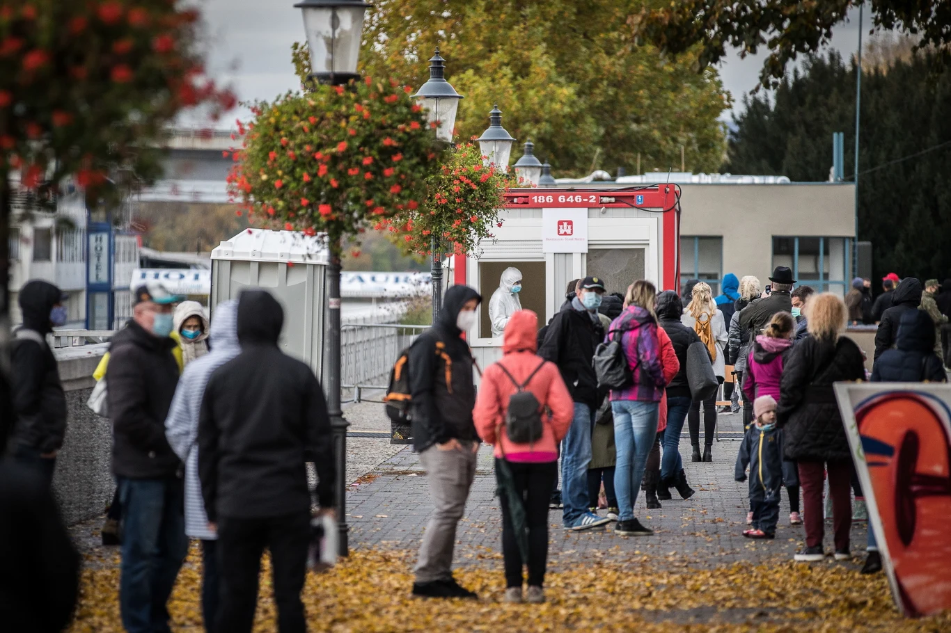 Słowacy w kolejce do testów na koronawirusa Słowacy w kolejce do testów na koronawirusa
