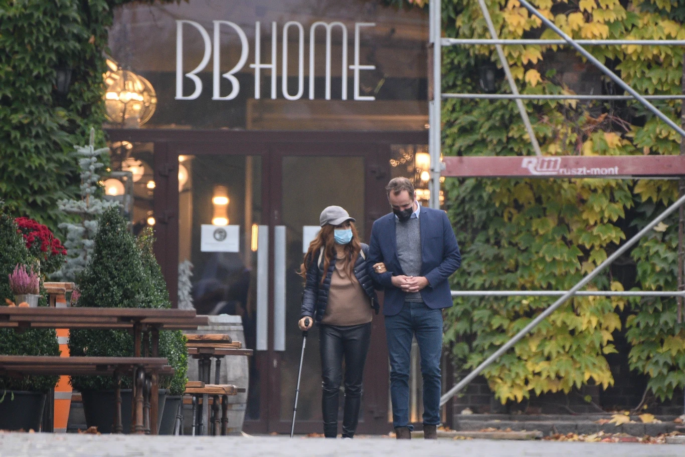 Anna Mucha i Jakub Wons wspierają sprzedawców chryzantem