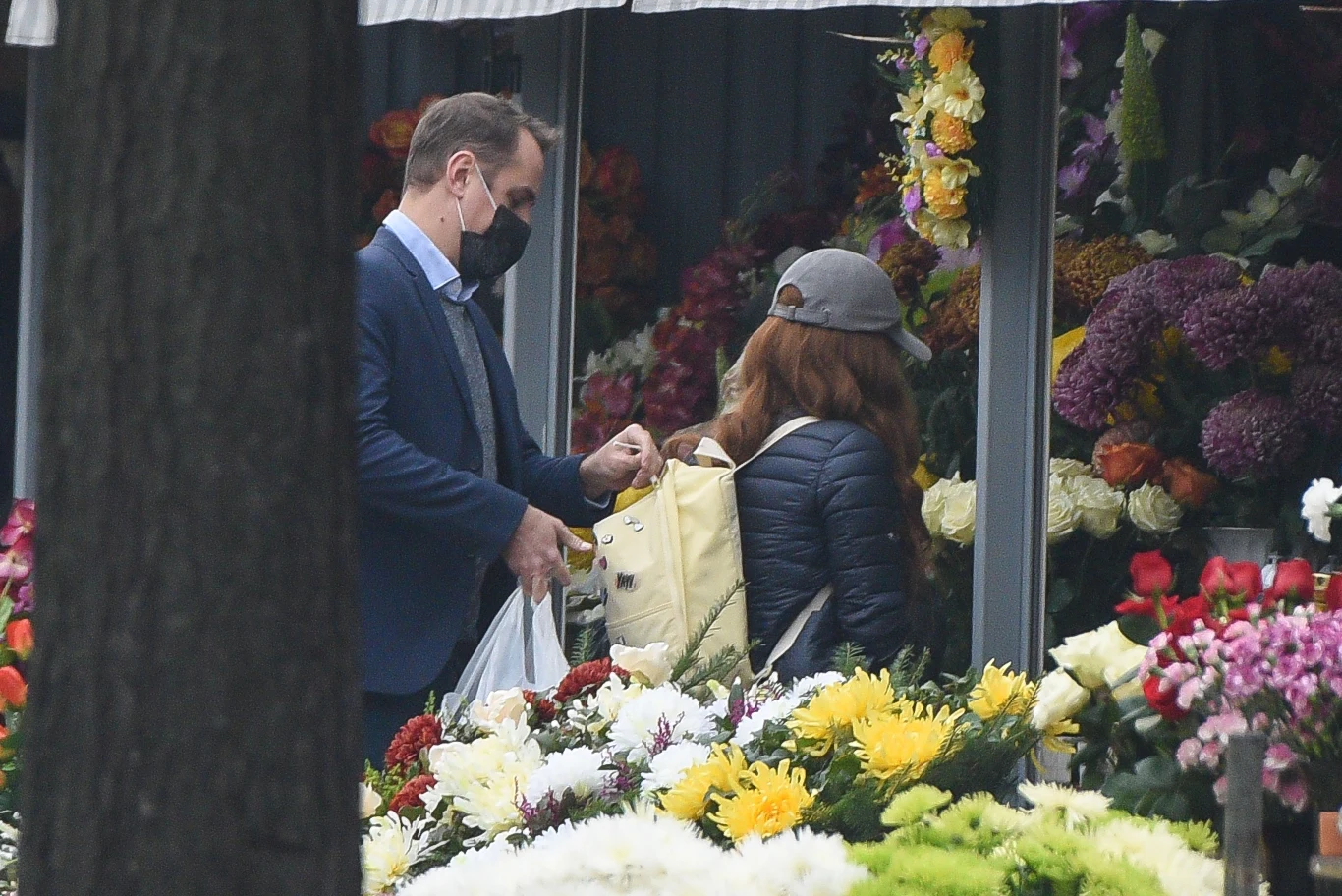 Anna Mucha i Jakub Wons wspierają sprzedawców chryzantem