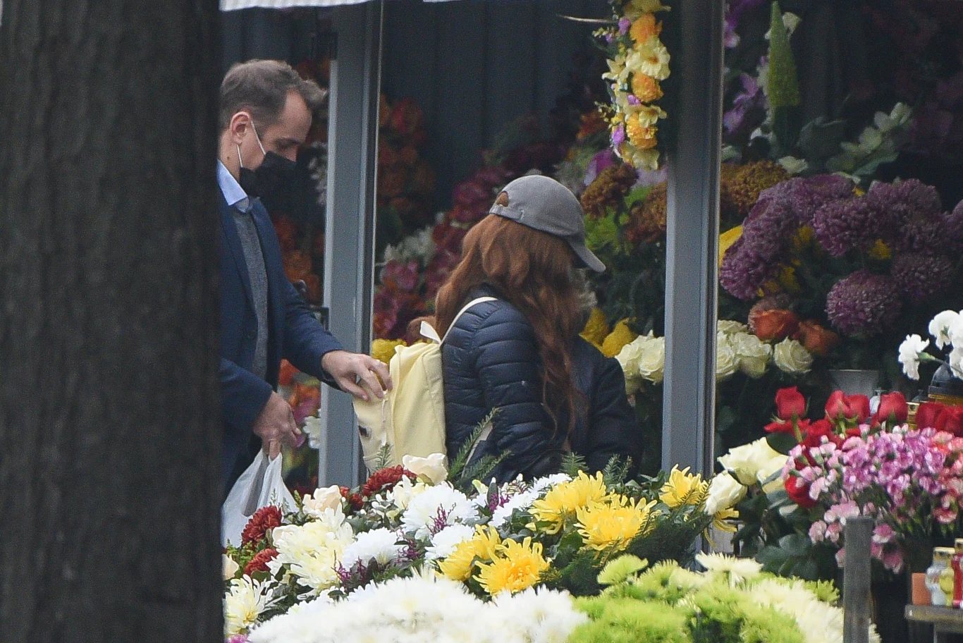 Anna Mucha i Jakub Wons wspierają sprzedawców chryzantem