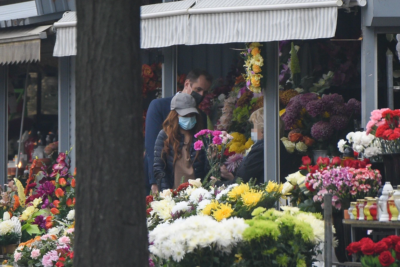 Anna Mucha i Jakub Wons wspierają sprzedawców chryzantem