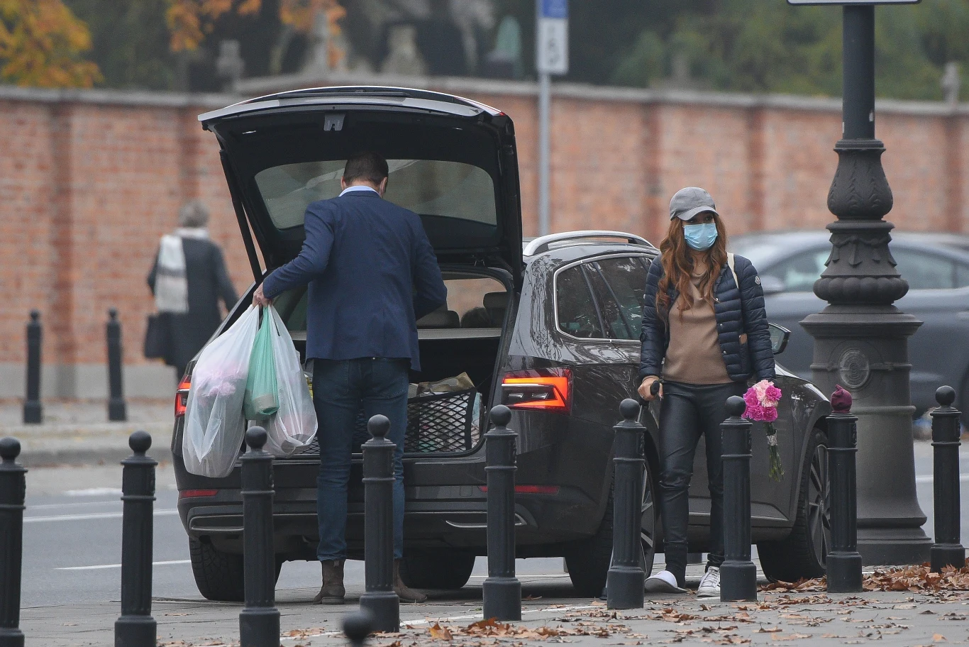 Anna Mucha i Jakub Wons wspierają sprzedawców chryzantem