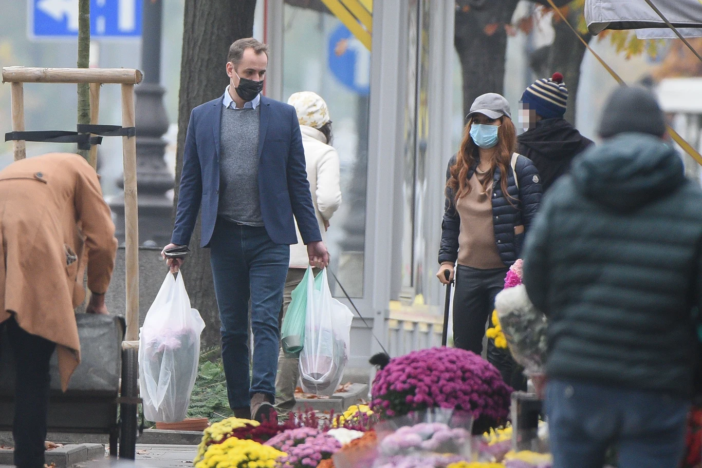 Anna Mucha i Jakub Wons wspierają sprzedawców chryzantem