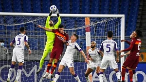 Bartłomiej Drągowski łapie piłkę w meczu Roma - Fiorentina